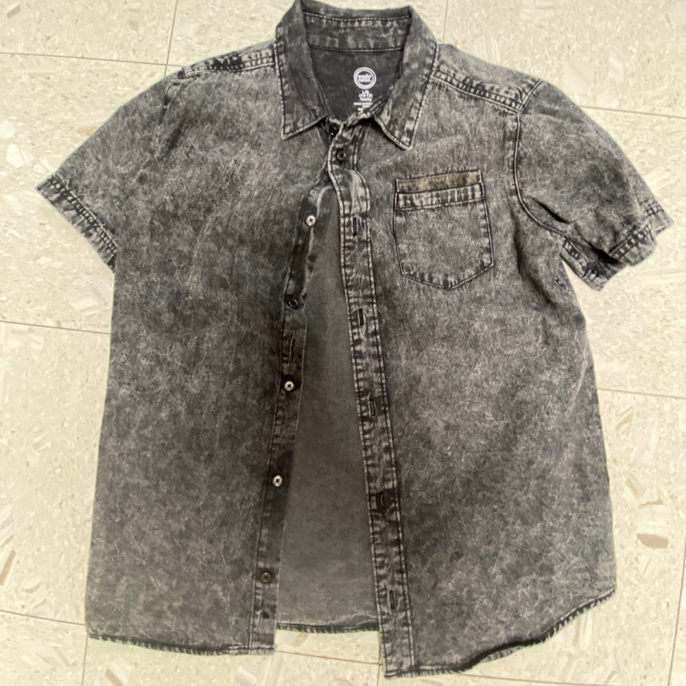 Gray button up short sleeve boys.